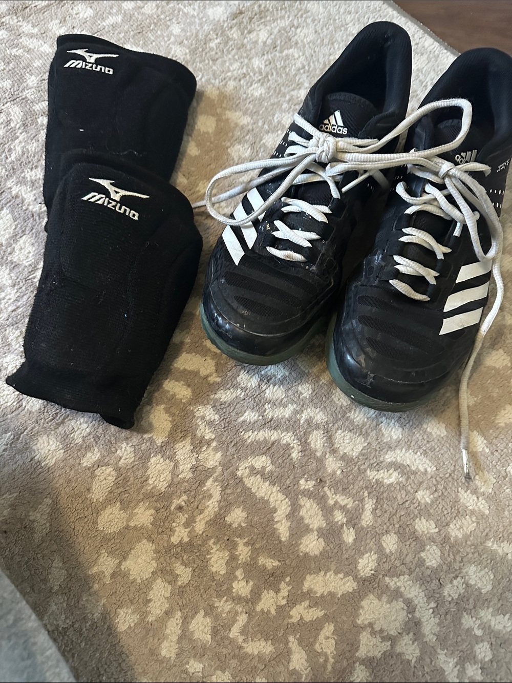 Women’s adidas volleyball shoes and Mizuno sz medium kneepads - Black